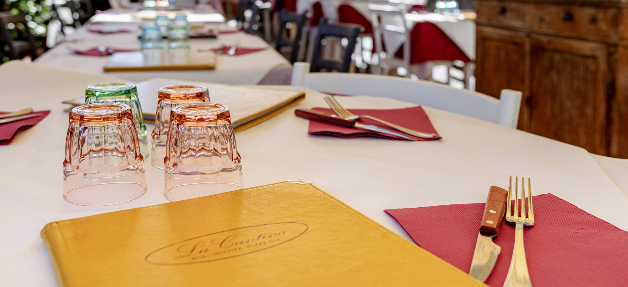 tavola con menu del ristorante pizzeria La Cantina a Greve in Chianti