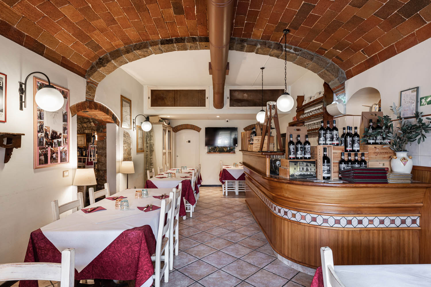 interni in locale storico del ristorante pizzeria La Cantina a Greve in Chianti