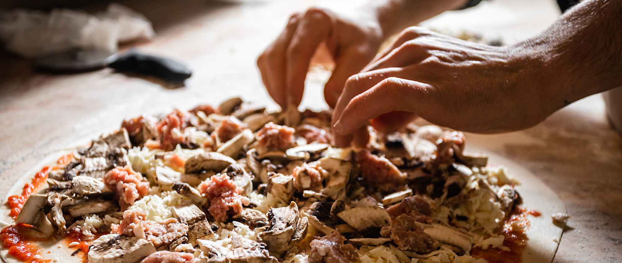 preparazione della pizza al ristorante pizzeria La Cantina a Greve in Chianti