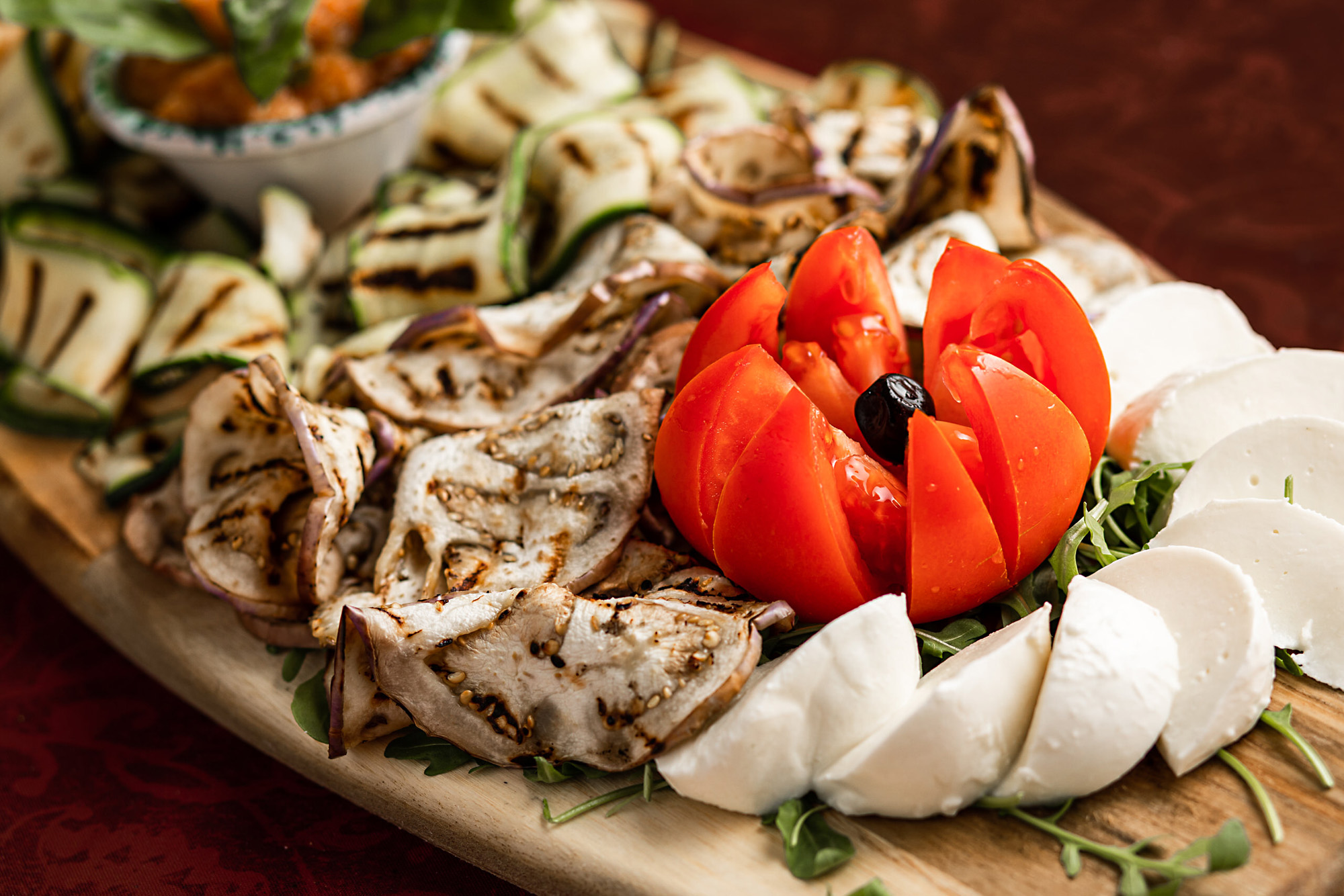 tagliere con verdure e mozzarella del ristorante pizzeria La Cantina a Greve in Chianti